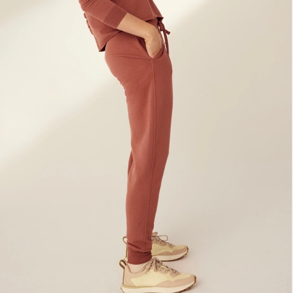 Knix Good to Go crew neck and matching jogger in cinnamon. - Picture 3 of 4